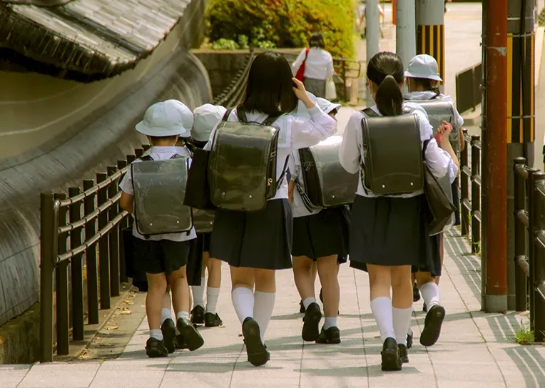 下校する小学生